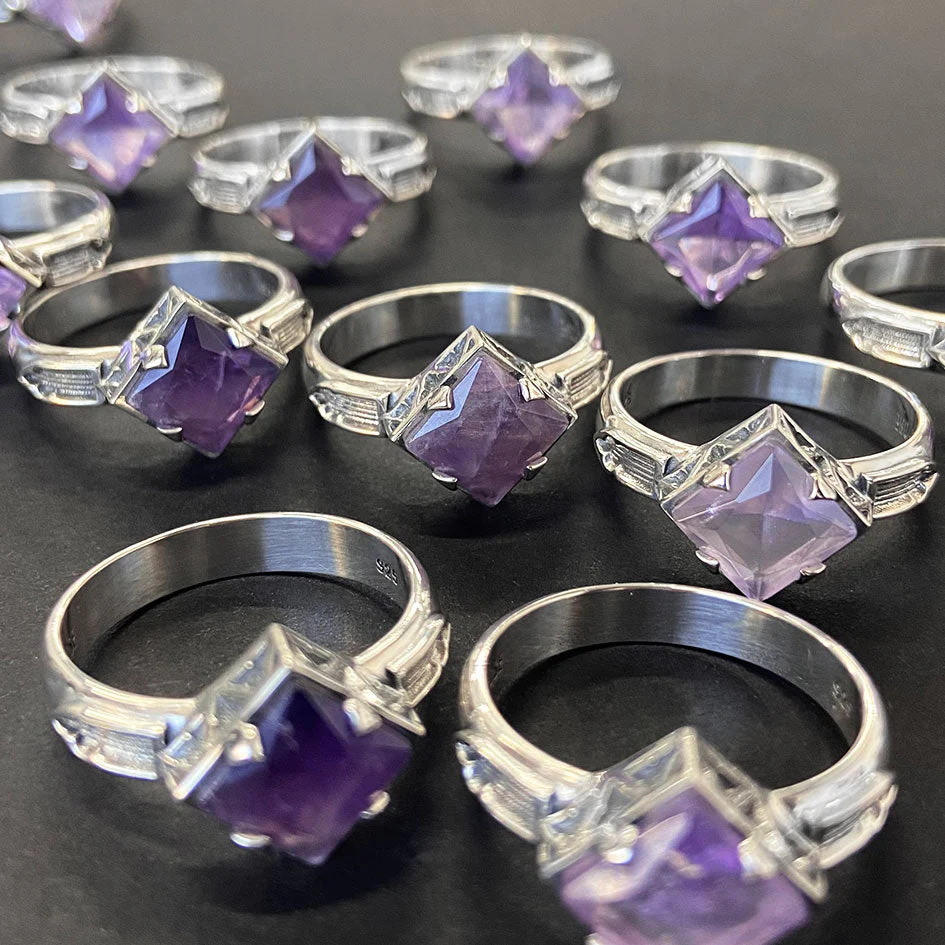 CHALICE. Violet Amethyst Gothic Ring - Silver - Image 5
