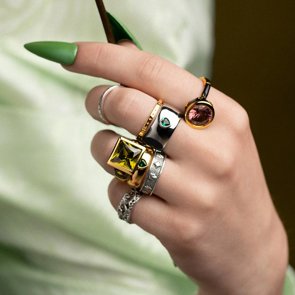 CLAIR. Green Heart Band Ring - Silver - Image 2