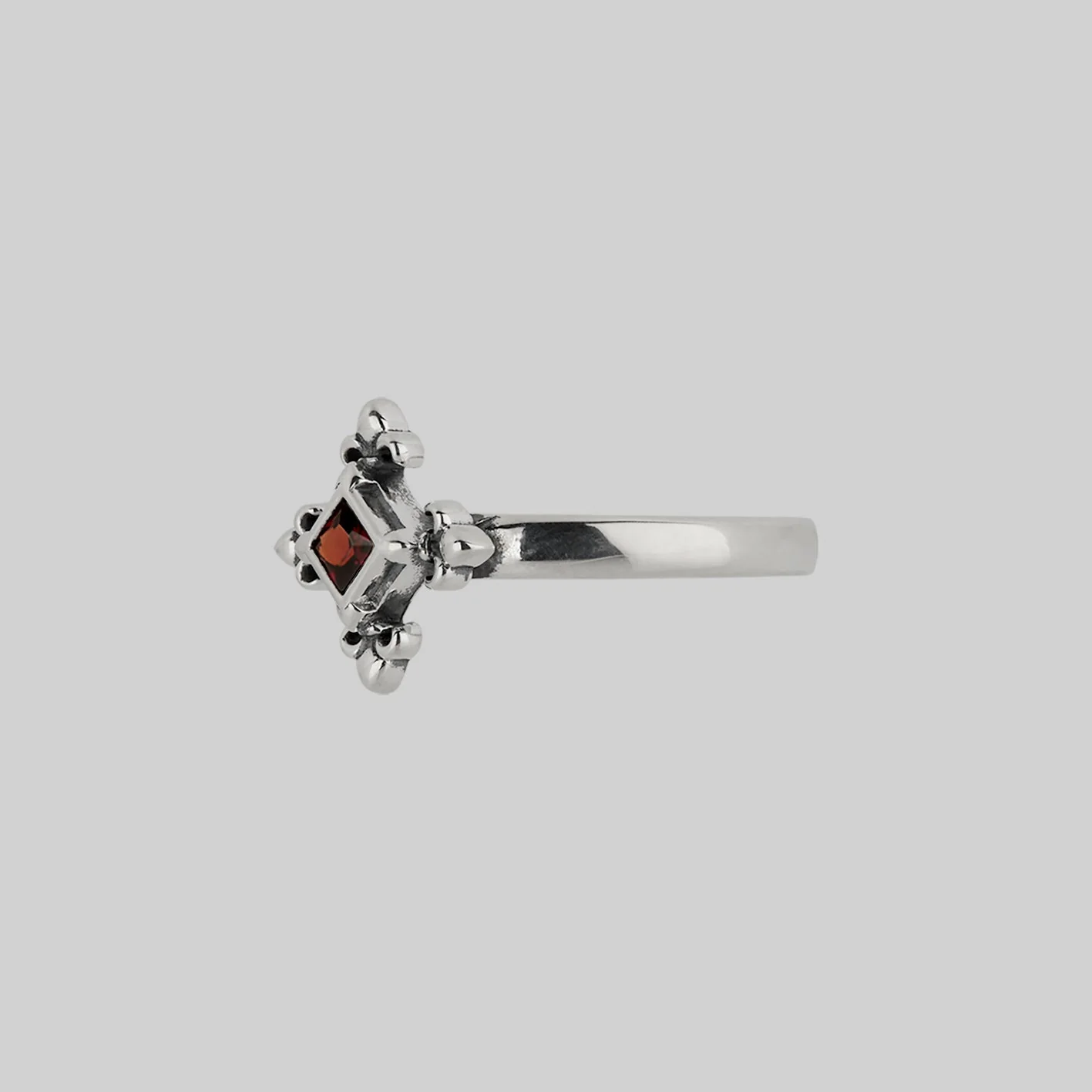 CRIMSON. Medieval Fleur de Lis Garnet Ring - Silver - Image 3