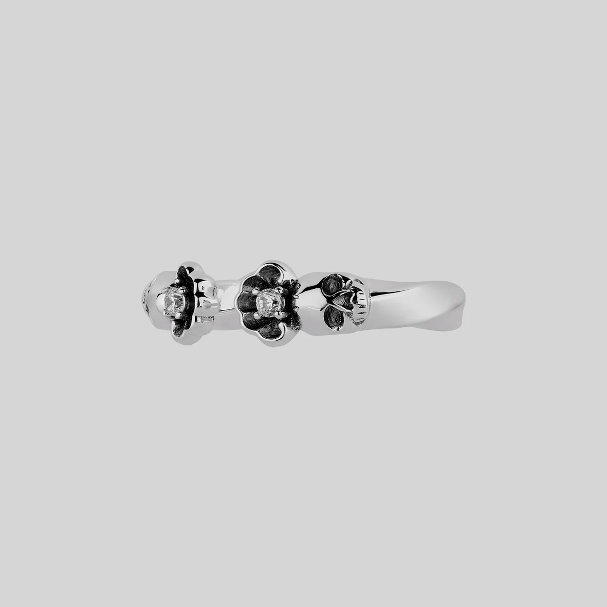 EBONY. Gothic Skull & Clam Shell Ring - Silver - Image 3