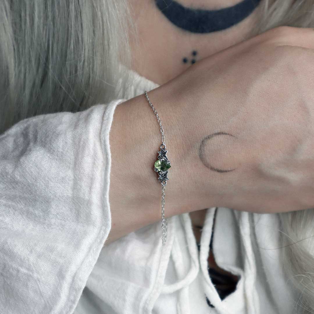 FERONIA. Secret Garden Peridot Bracelet - Silver - Image 2
