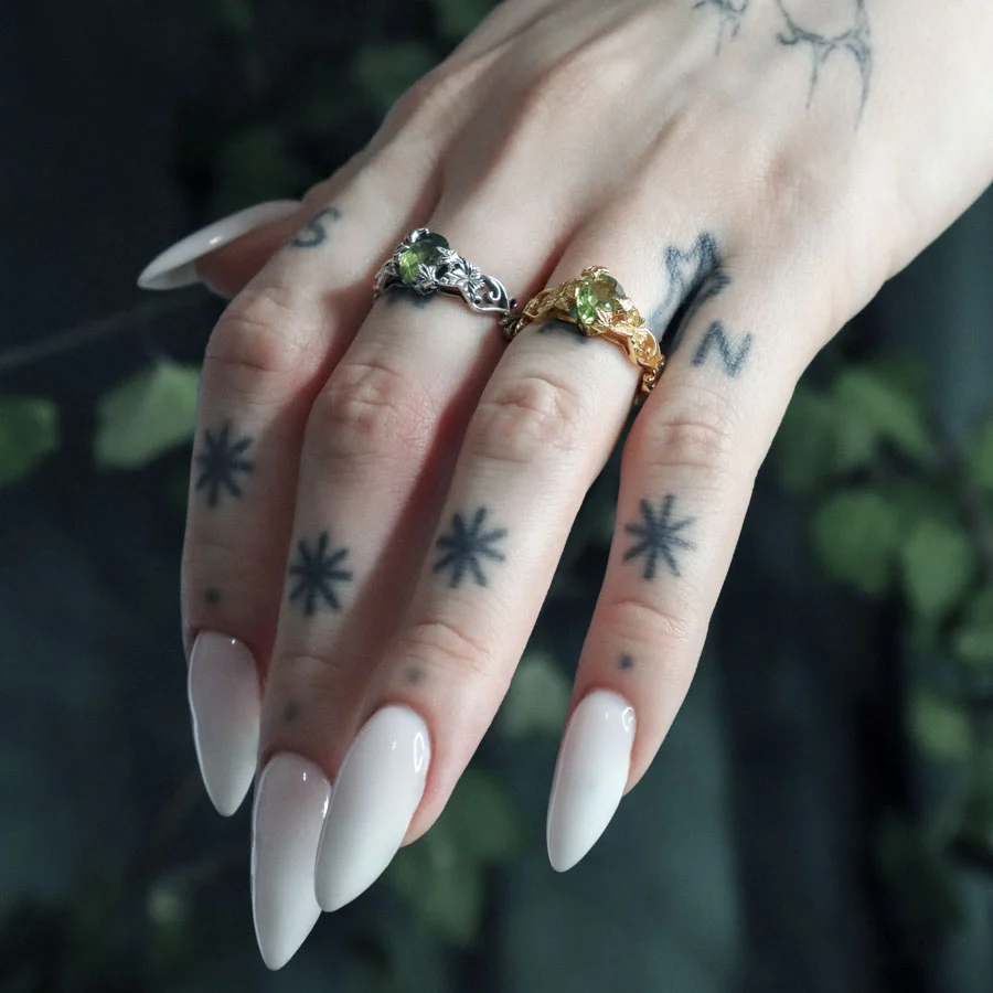 FERONIA. Secret Garden Peridot Ring - Silver - Image 2