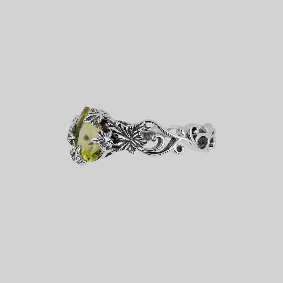 FERONIA. Secret Garden Peridot Ring - Silver - Image 3