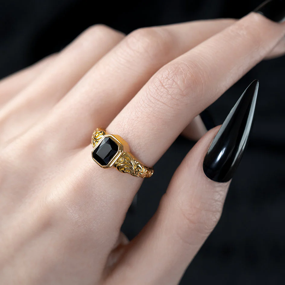 IN MEMORIAM. Onyx Ashes Cremation Ring - Gold - Image 2