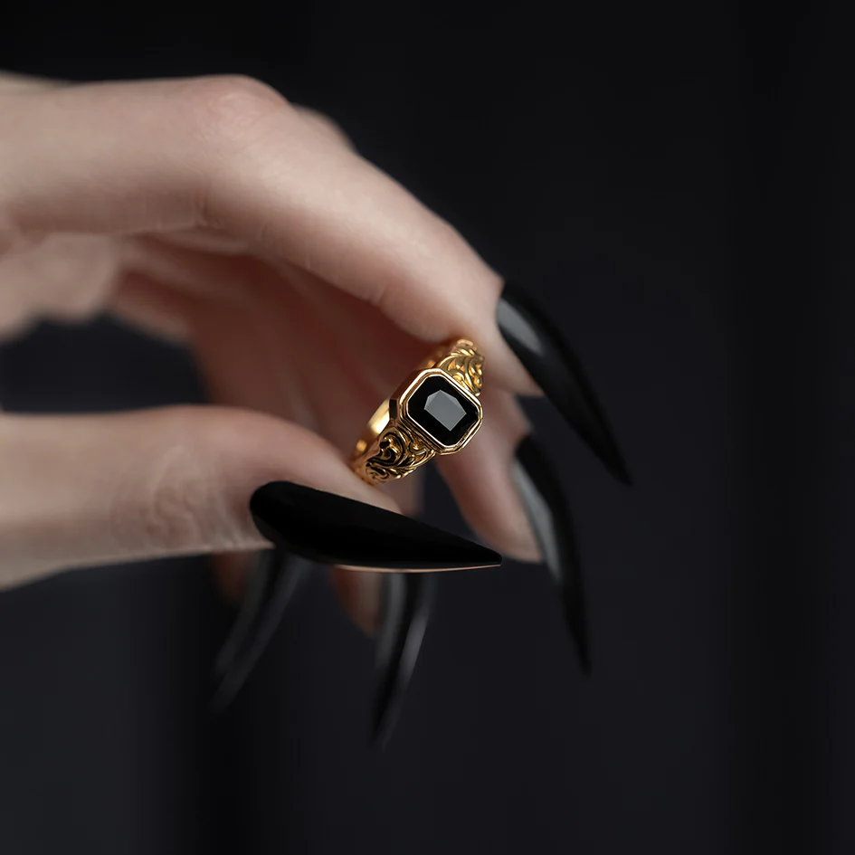 IN MEMORIAM. Onyx Ashes Cremation Ring - Gold - Image 5