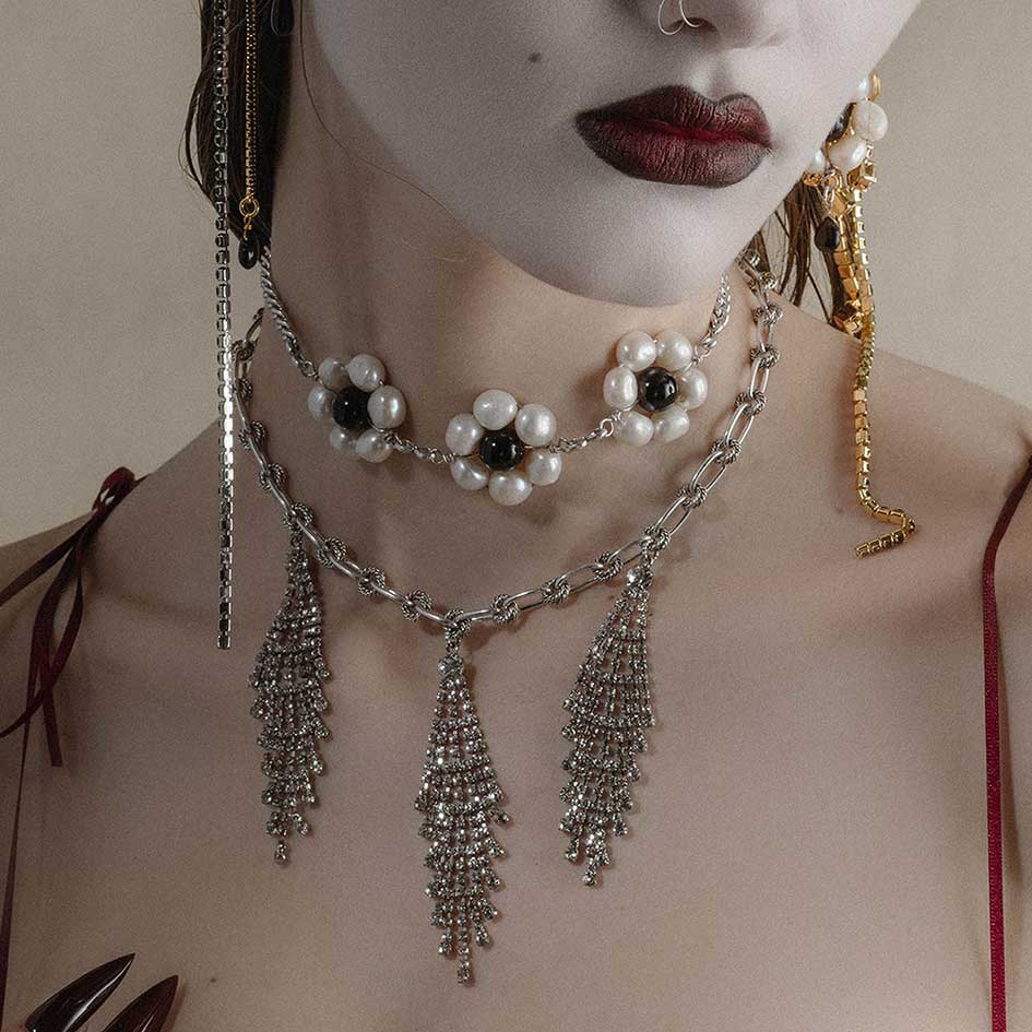 LILLIAN. Pearl Daisy Choker - Silver - Image 3