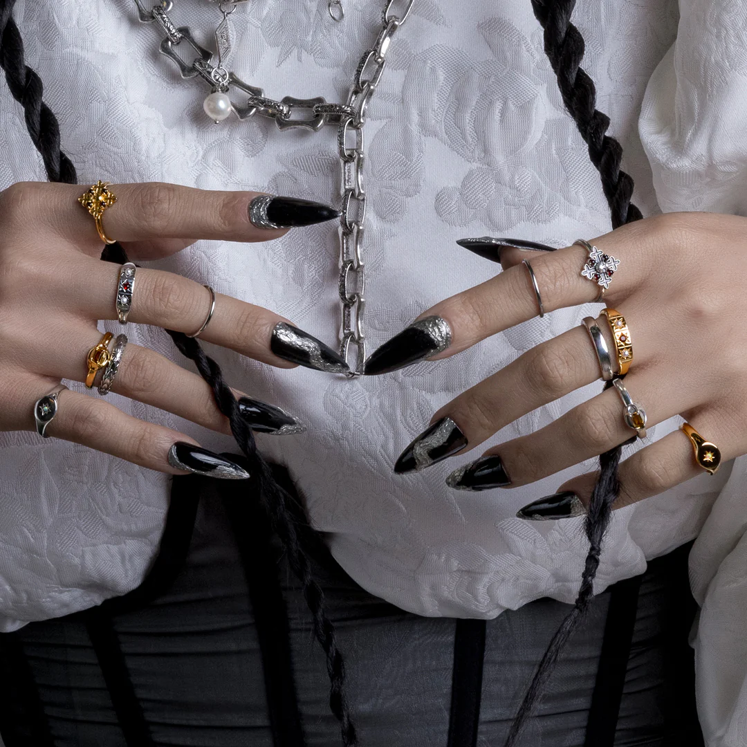 MARY. Garnet & Pearl Trilogy Ring - Silver - Image 2