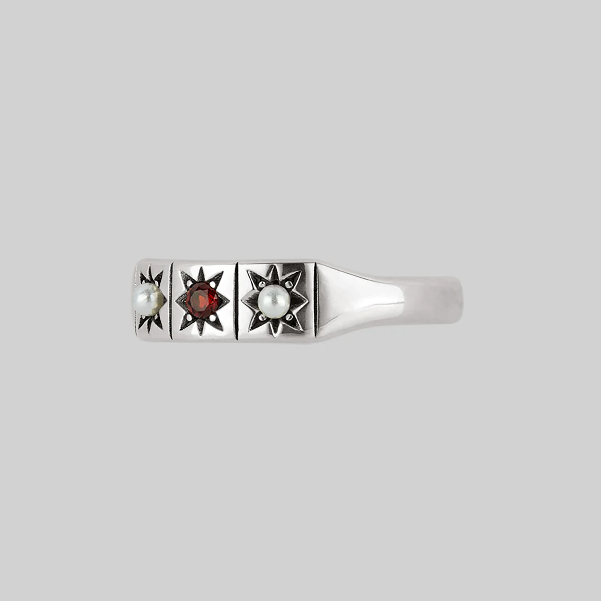 MARY. Garnet & Pearl Trilogy Ring - Silver - Image 3