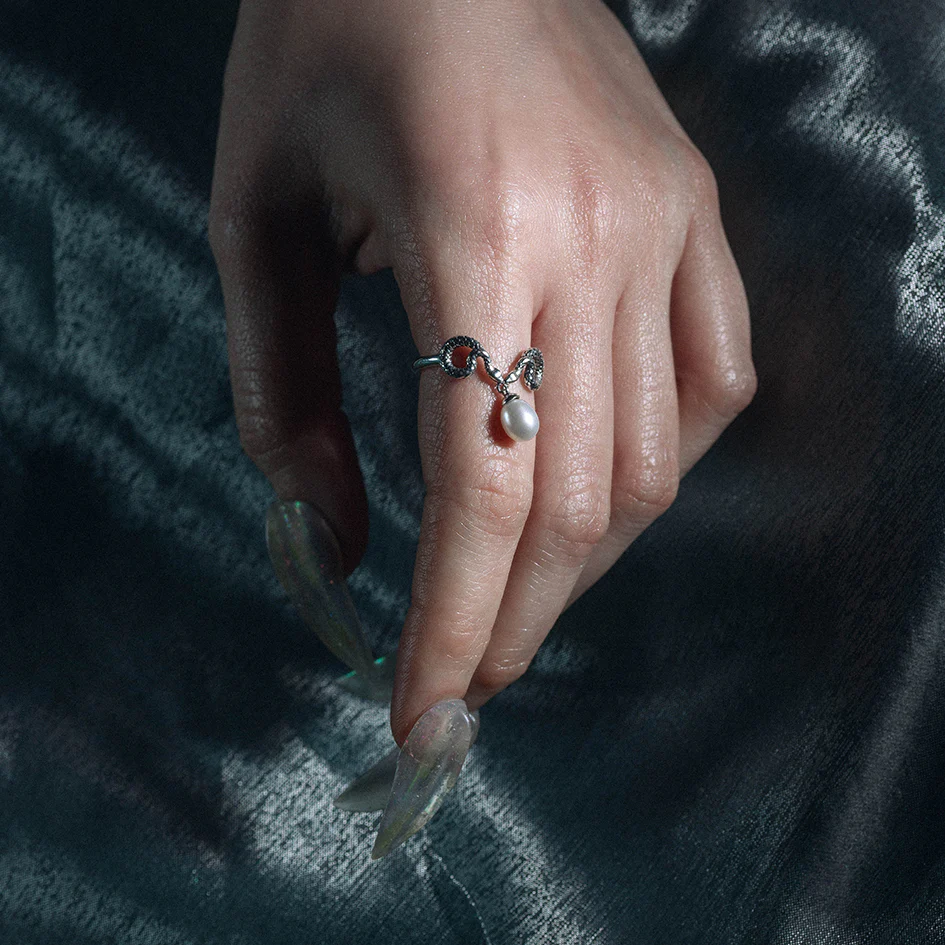 SERPENTINE. Sea Snake Bound Pearl Ring - Silver - Image 2