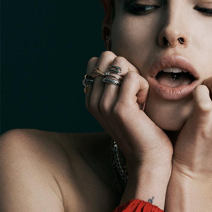 SOLENE. Safety Pin Wrap Ring - Silver - Image 3