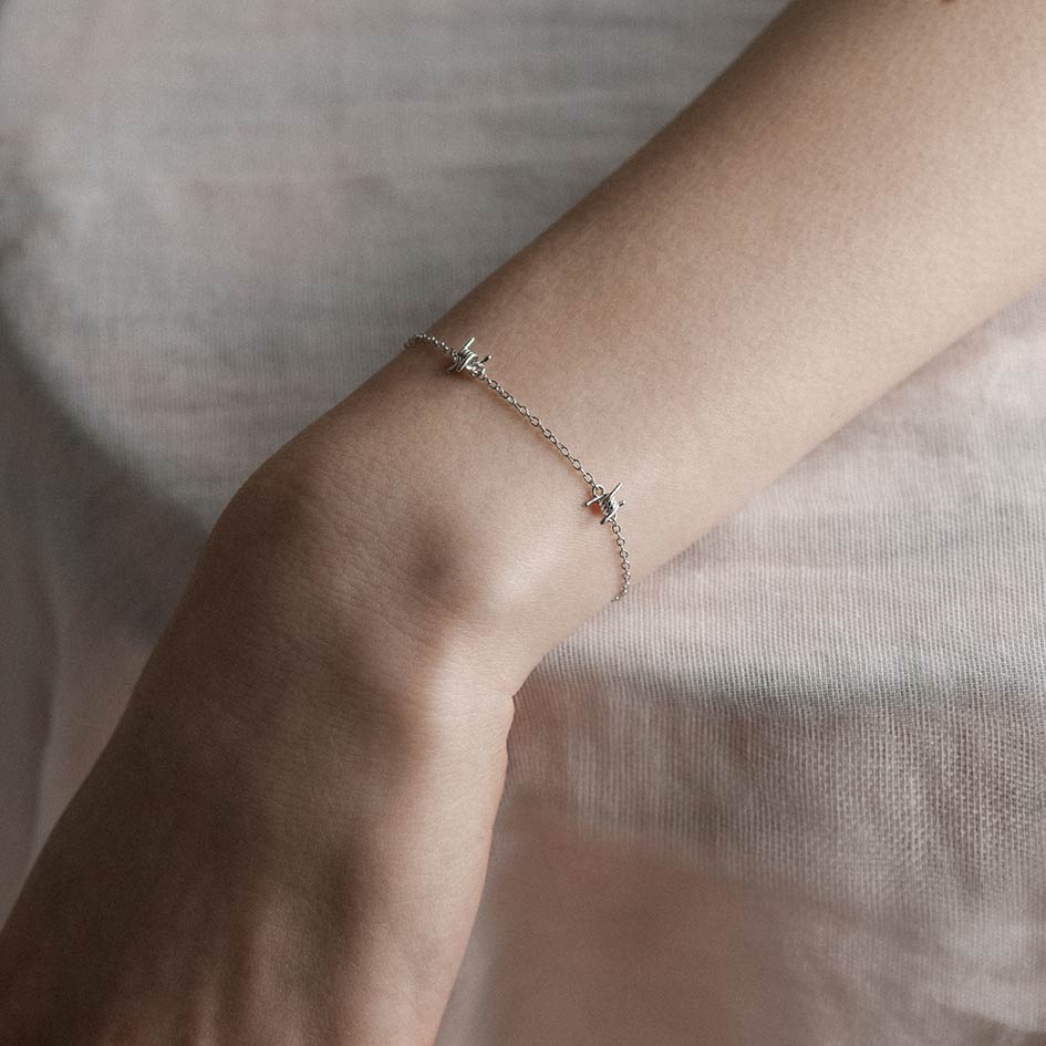SURVIVAL. Symbolic Barbed Wire Bracelet - Gold - Image 2
