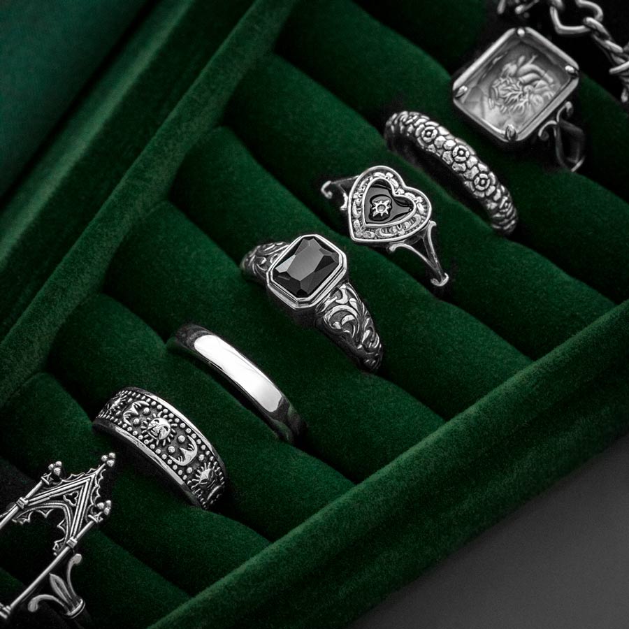 The Moss Green Velvet Coffin Ring Case - Image 4